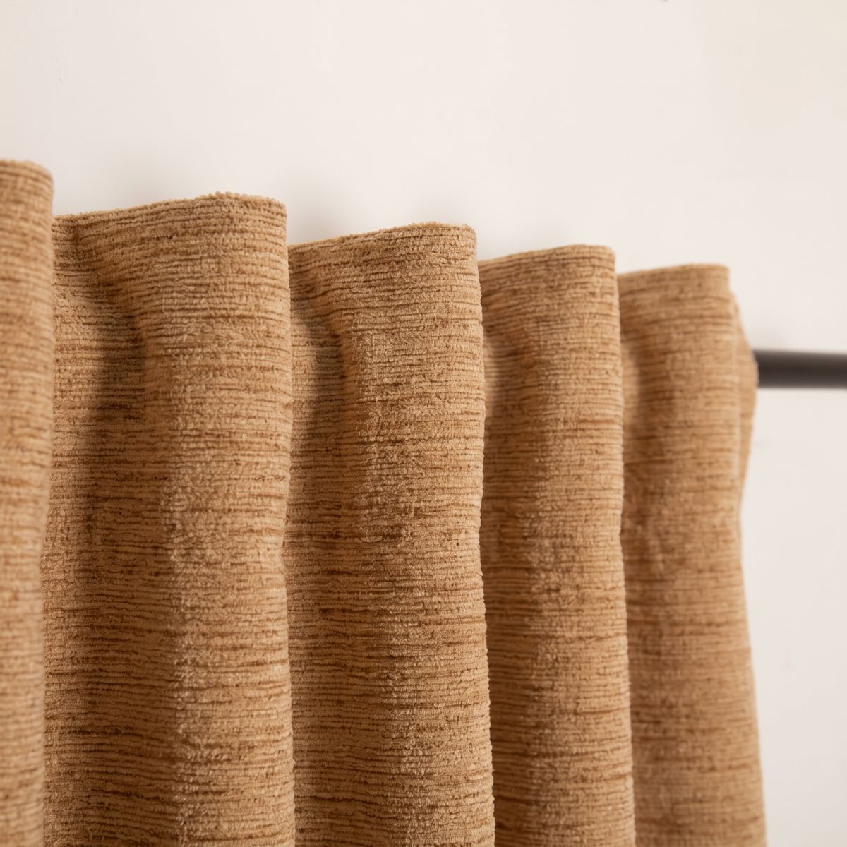 SCHÖNER LEBEN. Thermovorhang Thermochenille Akustik Kälteschutz goldbraun 245cm oder Wunschlänge Goldbrauner Thermochenille-Vorhang an einer Stange, weiche Struktur und gerade Falten, Detailansicht
