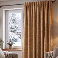 SCHÖNER LEBEN. Thermovorhang Thermochenille Akustik Kälteschutz goldbraun 245cm oder Wunschlänge Goldbrauner Thermovorhang aus Chenille vor einem Fenster in einem Wohnzimmer, Faltenoptik, gemütliche Atmosphäre