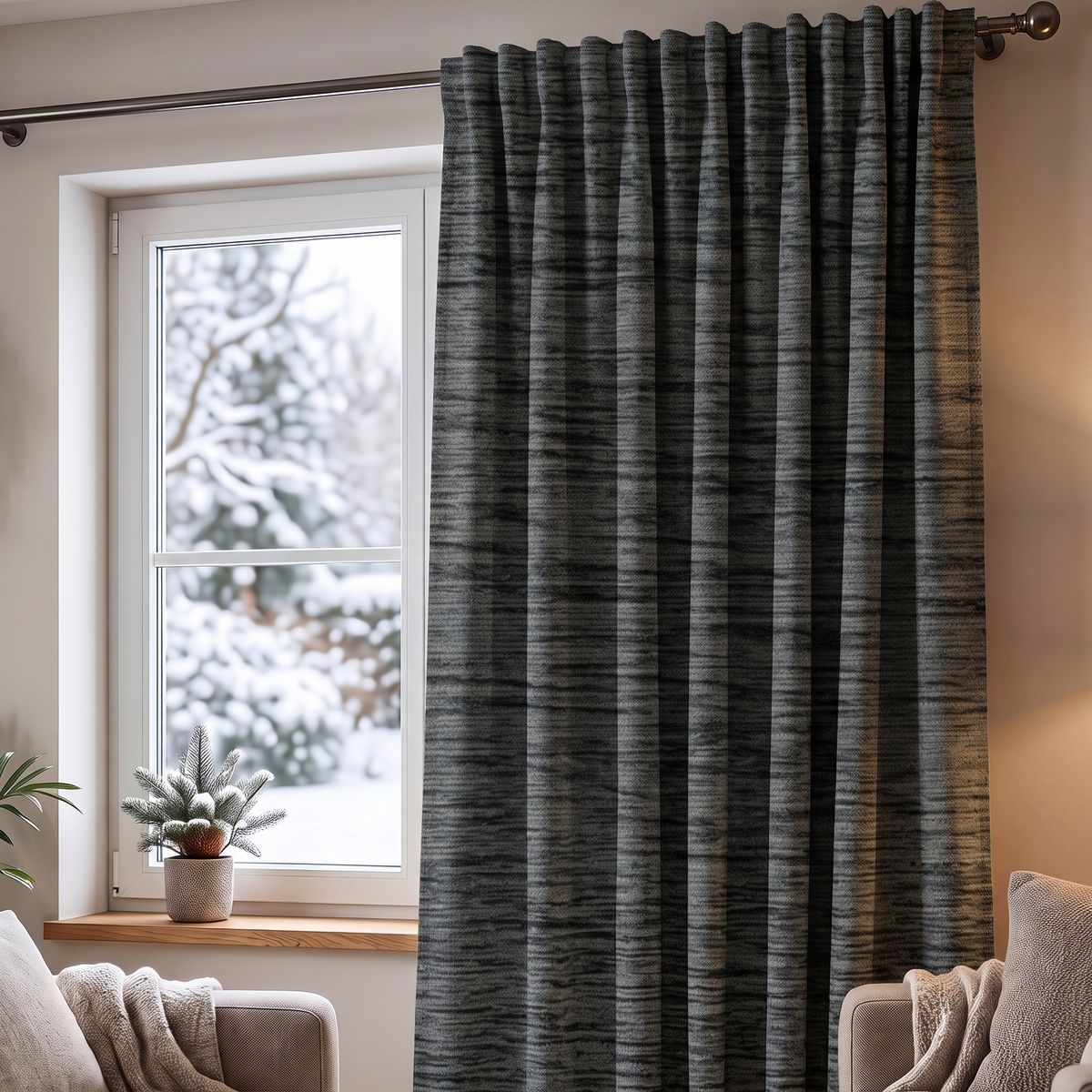 Thermovorhang aus strukturierter Chenille in Blaugrau, vor einem Fenster im Wohnzimmer, winterliche Szene draußen