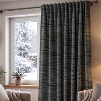 Thermovorhang aus strukturierter Chenille in Blaugrau, vor einem Fenster im Wohnzimmer, winterliche Szene draußen