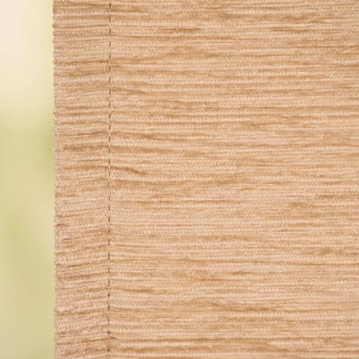 SCHÖNER LEBEN. Thermovorhang Thermochenille Akustik Kälteschutz sand beige 245cm oder Wunschlänge Nahaufnahme von sandfarbenem Chenille-Stoff in dezenter Struktur mit sichtbarer Kante und Naht