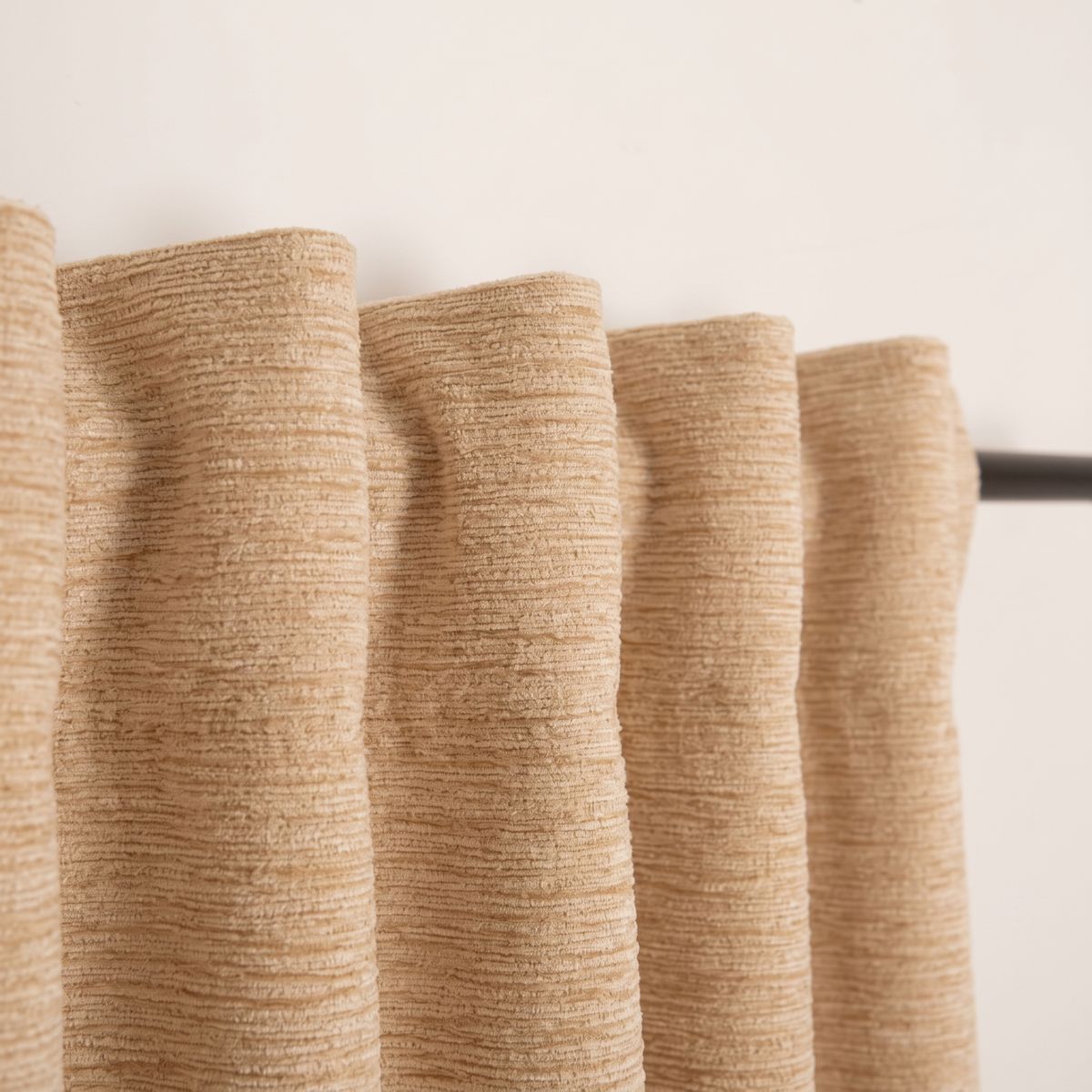 SCHÖNER LEBEN. Thermovorhang Thermochenille Akustik Kälteschutz sand beige 245cm oder Wunschlänge Faltenwurf eines sandfarbenen Vorhangs aus gewebtem Chenille-Stoff an einer Gardinenstange