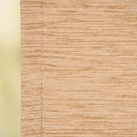 SCHÖNER LEBEN. Thermovorhang Thermochenille Akustik Kälteschutz sand beige 245cm oder Wunschlänge Nahaufnahme von sandfarbenem Chenille-Stoff in dezenter Struktur mit sichtbarer Kante und Naht