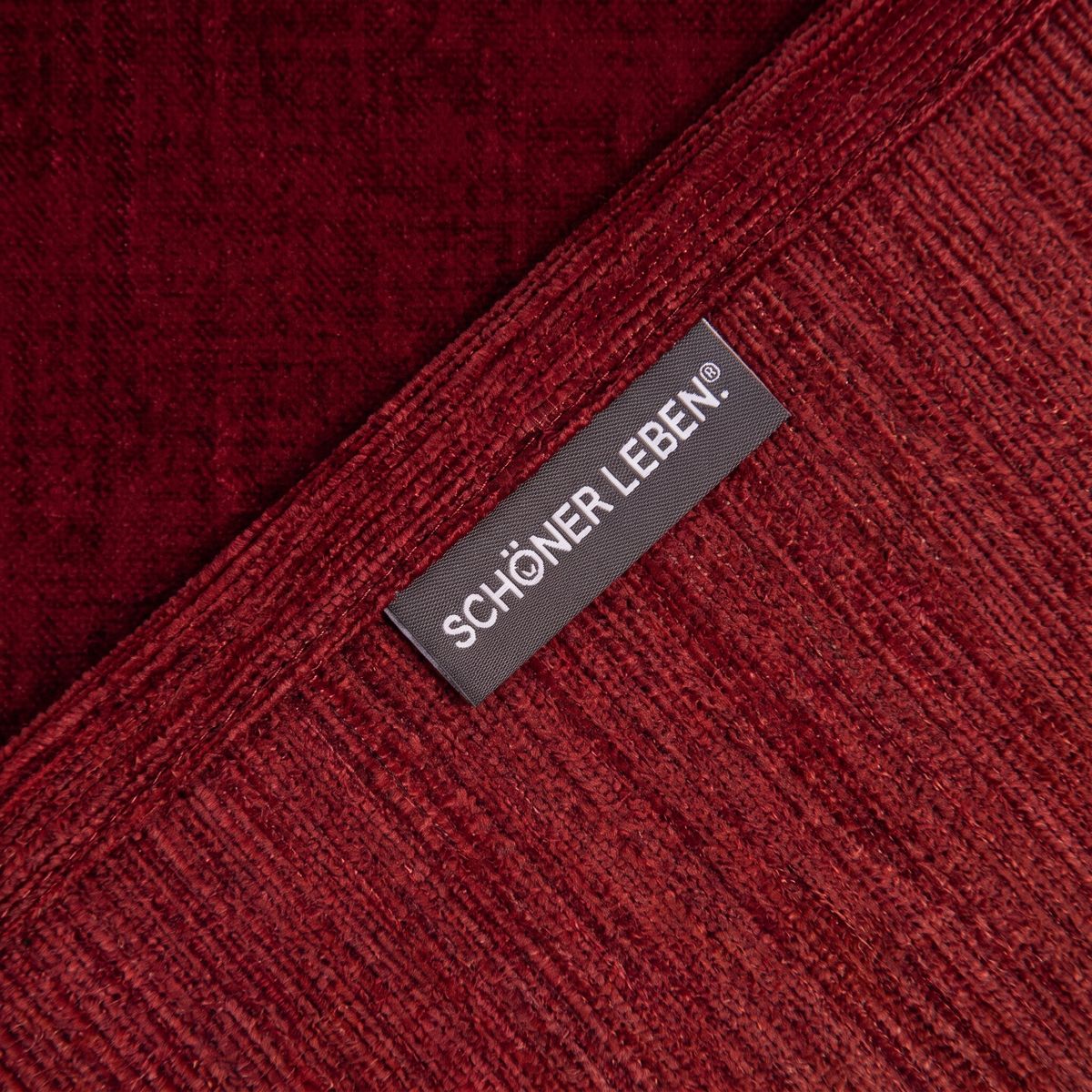 Detailansicht vom roten Chenille-Material mit sichtbarem SCHÖNER LEBEN Etikett
