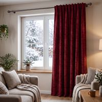 dichter Chenille-Thermovorhang in kräftigem Rot vor Fenster, eingerahmt von beigen Sofas und Zimmerpflanzen