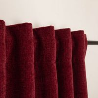 oberer Bereich eines roten Chenille-Thermovorhangs, Faltenwurf auf Vorhangstange, modernes Wohntextil