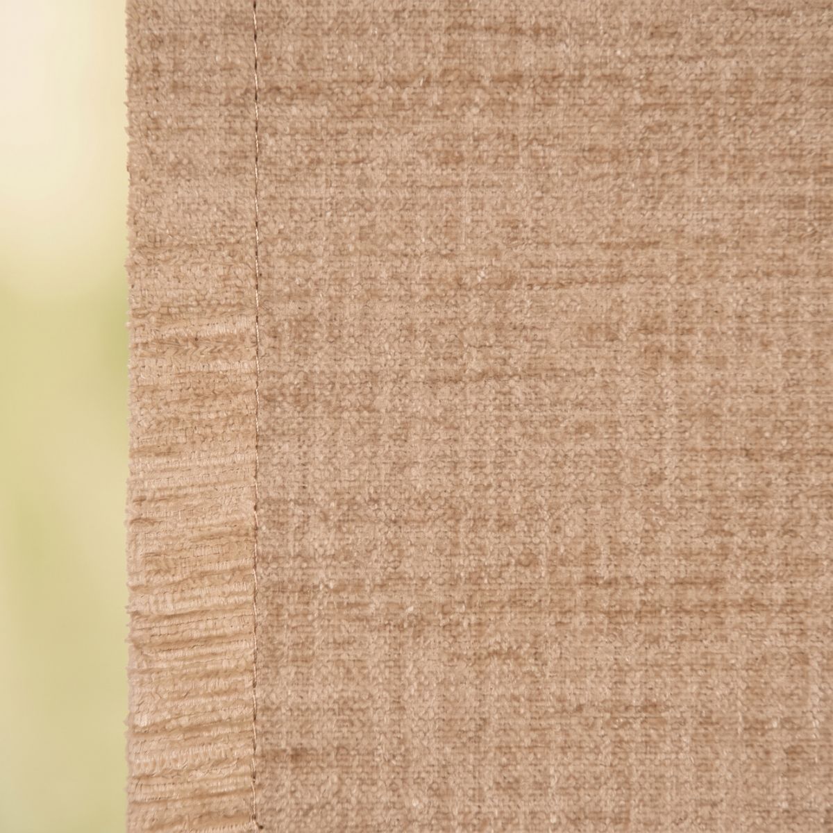 SCHÖNER LEBEN. Thermovorhang Thermochenille Akustik Kälteschutz INUIT beige 245cm oder Wunschlänge Detailaufnahme beiger Chenille-Struktur, Stoffkante mit sichtbarer Naht
