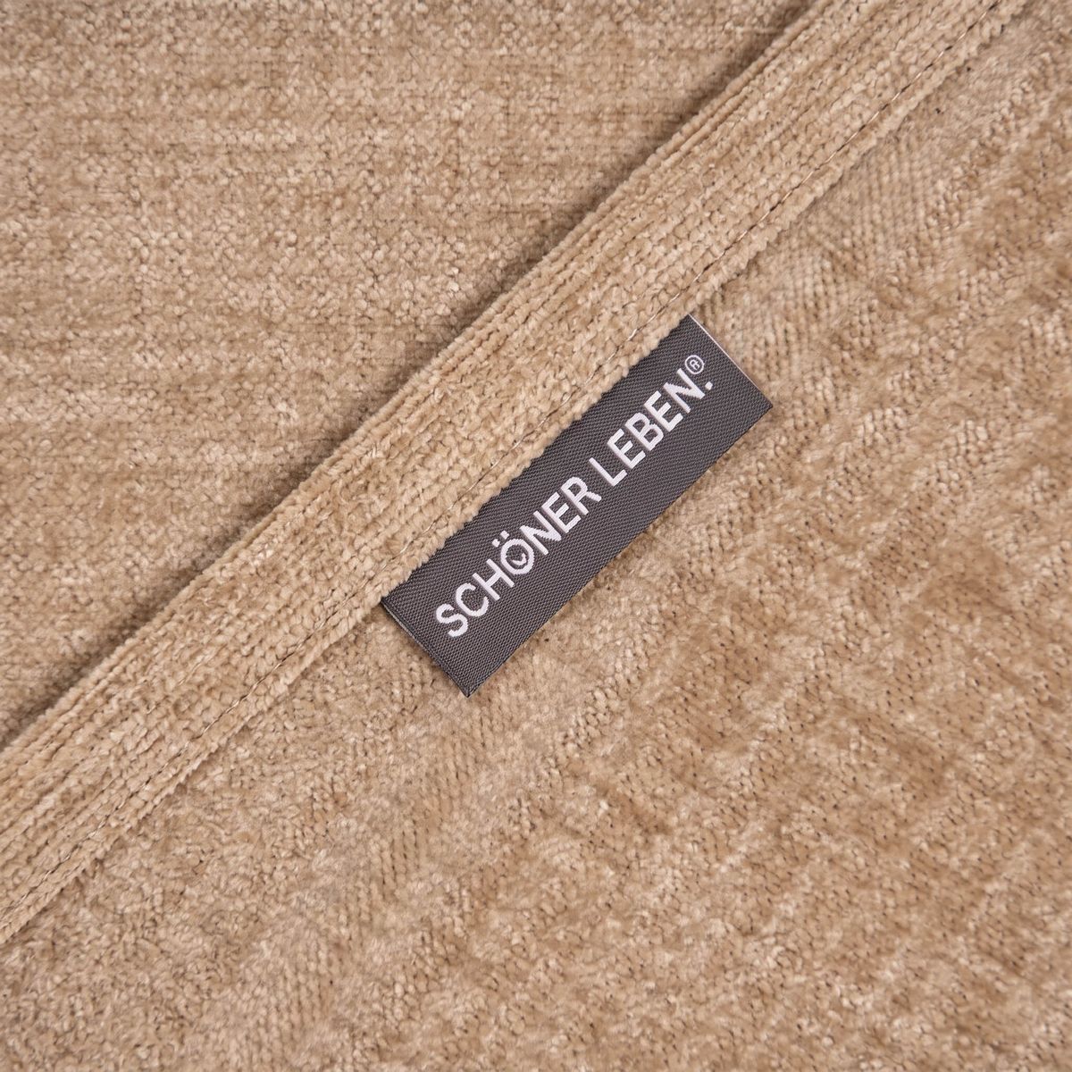 SCHÖNER LEBEN. Thermovorhang Thermochenille Akustik Kälteschutz INUIT beige 245cm oder Wunschlänge Nahaufnahme von beigem Chenille-Stoff mit sichtbarem Etikett und Struktur