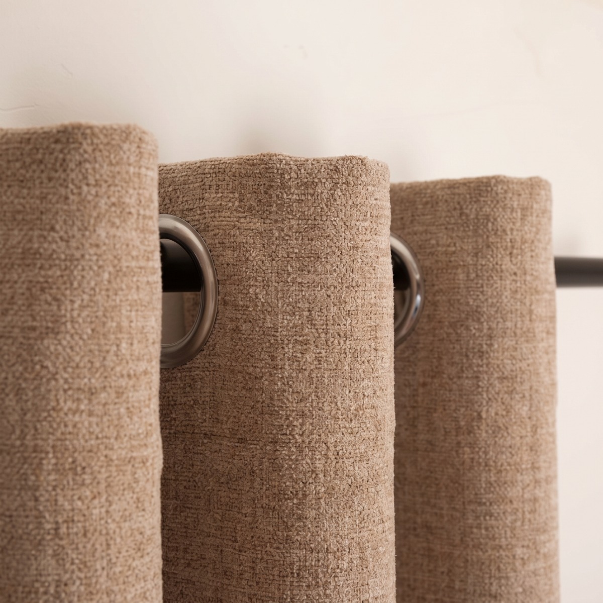 80912-SCHoeNER-LEBEN--Thermovorhang-Thermochenille-Akustik-Kaelteschutz-INUIT-beige-245cm-oder-Wunschlaenge-SCHOENER-LEBEN-Thermovorhang-Thermochenille-INUIT-beige-Oesen-3.jpg Nahaufnahme der Ösen am Thermovorhang Thermochenille INUIT beige auf der Gardinenstange mit sichtbarer Stoffstruktur