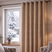 Thermovorhang Thermochenille INUIT beige mit Ösen an Gardinenstange vor dem Fenster, Kälteschutz im winterlichen Wohnzimmer