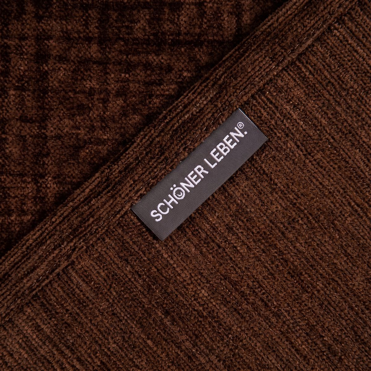 SCHÖNER LEBEN. Thermovorhang Thermochenille Akustik Kälteschutz INUIT braun 245cm oder Wunschlänge braune Chenille-Oberfläche in Nahaufnahme, Stoffetikett sichtbar, diagonale Ausrichtung des Materials