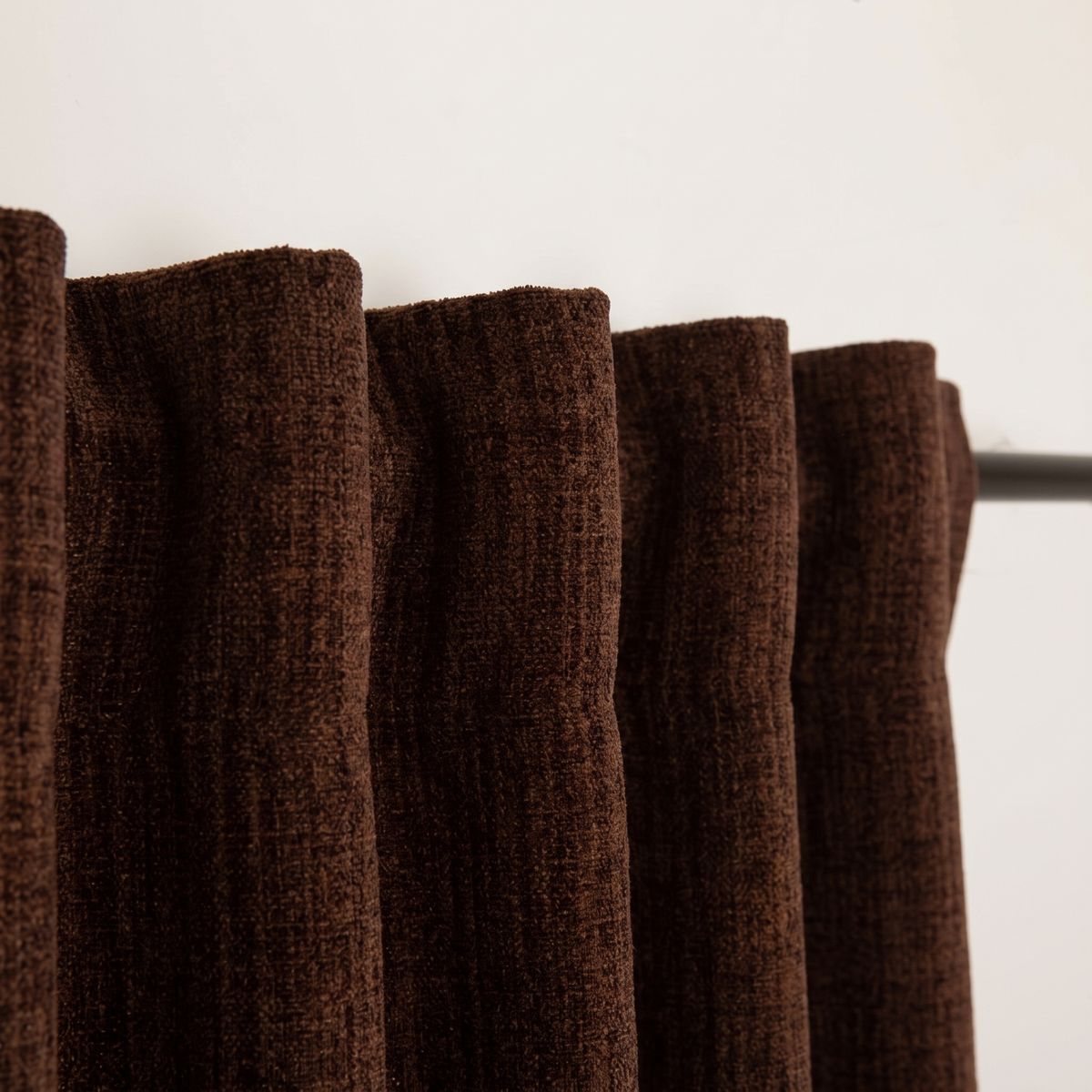 SCHÖNER LEBEN. Thermovorhang Thermochenille Akustik Kälteschutz INUIT braun 245cm oder Wunschlänge oben aufgehängter brauner Chenille-Vorhang, Detailaufnahme der Falten und Textur des Materials