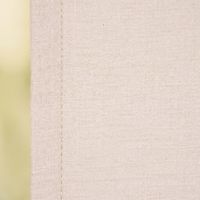Nahaufnahme von wollweißem Chenille-Stoff mit sichtbarer Naht, kräftige Textur und feines Webmuster