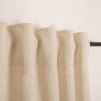 Wollweißer Thermovorhang aus grob strukturiertem Chenille, hängend in gleichmäßigen Falten an einer Gardinenstange