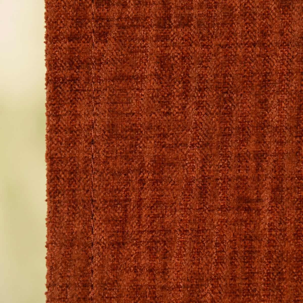 SCHÖNER LEBEN. Thermovorhang Thermochenille Akustik Kälteschutz INUIT terracotta 245cm oder Wunschlänge Detailaufnahme von terracottafarbenem Chenille-Stoff mit sichtbarer Struktur und senkrechter Naht