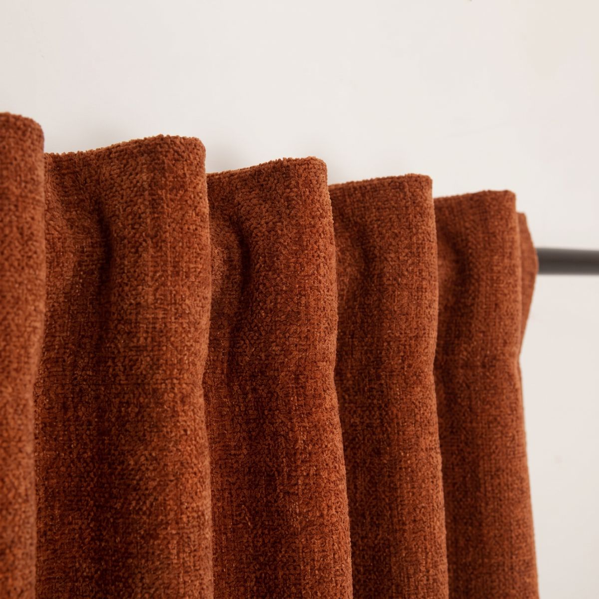 SCHÖNER LEBEN. Thermovorhang Thermochenille Akustik Kälteschutz INUIT terracotta 245cm oder Wunschlänge Thermochenille Vorhang in Terracotta auf Gardinenstange, Textur und Faltenwurf im Fokus