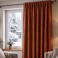 SCHÖNER LEBEN. Thermovorhang Thermochenille Akustik Kälteschutz INUIT terracotta 245cm oder Wunschlänge Terracottafarbener Thermovorhang aus Chenille vor Fenster, draußen Schnee, Nahaufnahme, gemütliche Wohnsituation