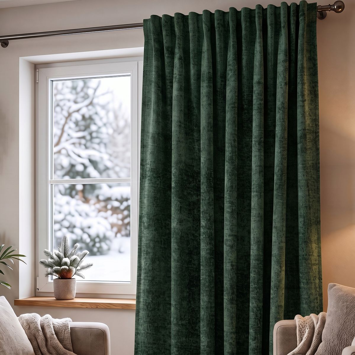 Thermovorhang in dunkelgrün vor Fenster, weicher Stoff, Wohnzimmer, im Faltenwurf hängend
