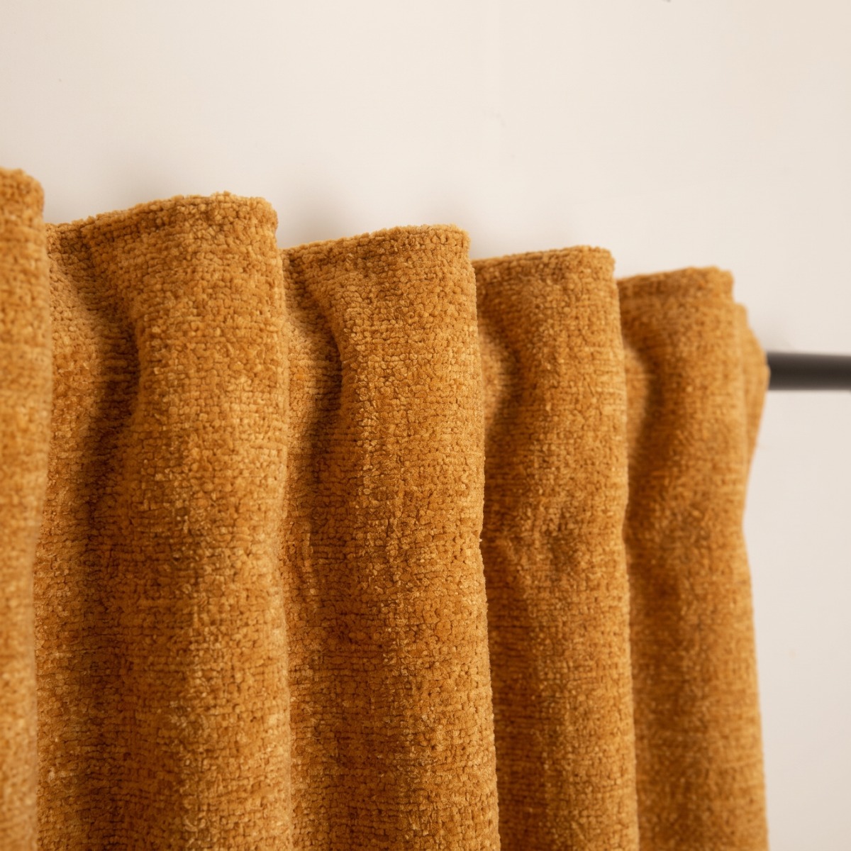 Thermovorhang Soft Teddy Deluxe ockergelb mit Smokband in gleichmäßigen Falten an der Gardinenstange