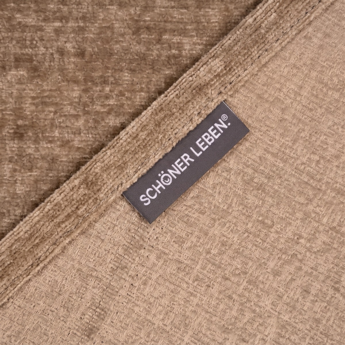 80937-SCHoeNER-LEBEN--Vorhang-Thermovorhang-Akustik-Soft-Teddy-Deluxe-beige-245cm-oder-Wunschlaenge-SCHOENER-LEBEN-Thermovorhang-Soft-Teddy-Deluxe-beige-4.jpg Ecke des Thermovorhangs Soft Teddy Deluxe beige mit umgeschlagener Kante und SCHÖNER LEBEN Etikett