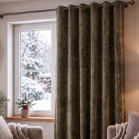 Thermovorhang Soft Teddy Deluxe moosgrün mit Ösen an Gardinenstange vor Fenster, Kälteschutz im winterlichen Wohnzimmer