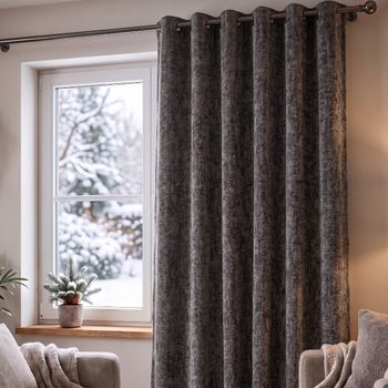 Thermovorhang Soft Teddy Deluxe grau mit Smokband vor dem Fenster, weicher Faltenwurf im winterlichen Wohnzimmer