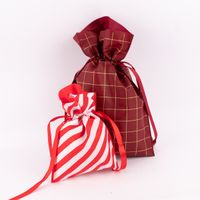 81559-Rico-Design-Geschenktasche-kariert-bordeaux-goldfarbig-30x45cm--KW42-2022-202902Capture0018.jpg Rico Design Geschenktasche kariert bordeaux goldfarbig 30x45cm