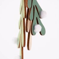 Rico Design Dekohänger Zweige mit Pompons grün natur weiß 3 Stück 4.5x13cm