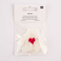 Rico Design Miniatur Strickpullover Herz weiß rot 6x6cm