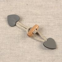 82080-Knebelverschluss-Herz-fuer-Kinder-grau-natur-2-4x10cm-kunstleder-knebelverschlu-ss-herz--6-.jpg Knebelverschluß Herz für Kinder grau natur 2.4x10cm
