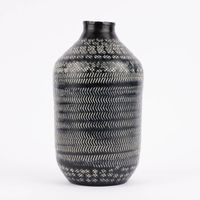 82408-Vase-Antikmuster-gepraegt-Metall-schwarz-creme-12-5x25cm-KW45-2022-205957Capture0001.jpg Vase Antikmuster geprägt Metall schwarz creme 12.5x25cm