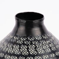 82408-Vase-Antikmuster-gepraegt-Metall-schwarz-creme-12-5x25cm-KW45-2022-205960Capture0004.jpg Vase Antikmuster geprägt Metall schwarz creme 12.5x25cm