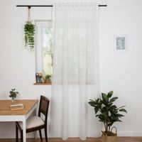 Gardinenstoff Gardinenstores zarte Leinenstruktur weiß Meterware 260cm hoch Weißer Vorhang vor Fenster zeigt leichten, transparenten Fall in modernem Raum mit Pflanzen.
