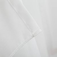 Gardinenstoff Gardinenstores zarte Leinenstruktur weiß Meterware 260cm hoch Nahaufnahme des weißen Stoffes mit sauber genähter Kante und glatter Textur.