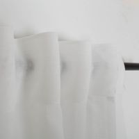 Gardinenstoff Gardinenstores zarte Leinenstruktur weiß Meterware 260cm hoch Weißer, lichtdurchlässiger Vorhangstoff hängt in weichen Falten, zeigt natürlichen Fall.