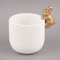 Übertopf mit Hase Zement weiß goldfarbig 14x19cm