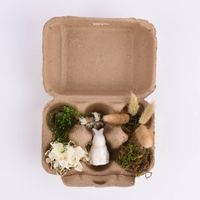 83294-Deko-Set-Ostern-mit-Hase-und-getrockneten-Blumen-und-Graesern-Hase-sitzend-oder-liegend-in-Eierschachtel-16x12x7cm-KW10-2023-212309Capture0059.jpg Deko-Set Ostern mit Hase und getrockneten Blumen und Gräsern Hase sitzend oder liegend in Eierschachtel 16x12x7cm