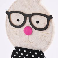 83341-Deko-Hase-mit-Brille-und-Halstuch-Filz-Holz-natur-schwarz-weiss-mit-oder-ohne-Knickohr-23x58x5cm-KW10-2023-212236Capture0120.jpg Deko Hase mit Brille und Halstuch Filz Holz natur schwarz weiß mit oder ohne Knickohr 23x58x5cm