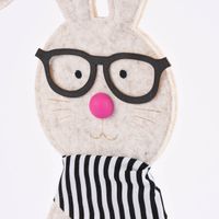 83341-Deko-Hase-mit-Brille-und-Halstuch-Filz-Holz-natur-schwarz-weiss-mit-oder-ohne-Knickohr-23x58x5cm-KW10-2023-212243Capture0127.jpg Deko Hase mit Brille und Halstuch Filz Holz natur schwarz weiß mit oder ohne Knickohr 23x58x5cm