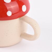 Sass & Belle Tasse mit Deckel Pilz Steinzeug beige rot weiß 320ml