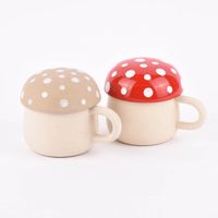 Sass & Belle Tasse mit Deckel Pilz Steinzeug beige rot weiß 320ml