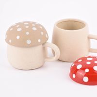 Sass & Belle Tasse mit Deckel Pilz Steinzeug beige rot weiß 320ml