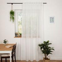 Gardinenstoff feine Längsstreifen transparent raumhoch mit Bleiband wollweiß 2,90m Höhe Heller Vorhang-haengend in Zimmer mit Pflanzen zeigt leichten, transparenten Fall.