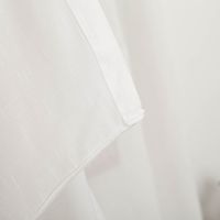 Gardinenstoff feine Längsstreifen transparent raumhoch mit Bleiband wollweiß 2,90m Höhe Stoffdetail in Weiss mit feiner Textur und leichtem Faltenwurf.
