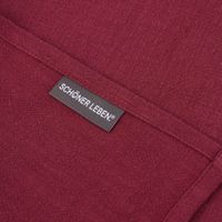 Detailansicht des beerefarbigen Geschirrtuchs mit SCHÖNER LEBEN. Label – hochwertige Kantenverarbeitung