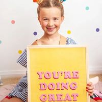 Print You're Doing Great mit Holz-Bilderrahmen gelb rosa 33x43x2.5cm