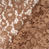 Detailaufnahme braune Spitze mit floralen Mustern und durchbrochenen Strukturen.