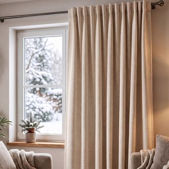 Thermovorhang Doppelgewebe beige natur mit Smokband vor dem Fenster, weicher Faltenwurf im winterlichen Wohnzimmer
