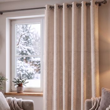 Thermovorhang Doppelgewebe beige natur mit Smokband vor dem Fenster, weicher Faltenwurf im winterlichen Wohnzimmer