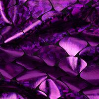 85401-Folienjersey-Stretch-Glitzer-Schuppen-holografisch-schwarz-violett-1-5m-Breite-KW31-2023-226453Capture0011.jpg Violetter Folienjersey mit holografischen Schuppen aus verschiedenen Winkeln